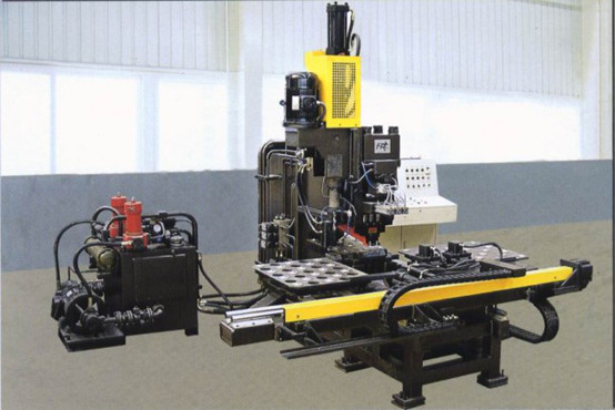 Marca de la máquina del sacador del CNC de 1000 KN/perforadora de perforación hidráulicas para la hoja de metal